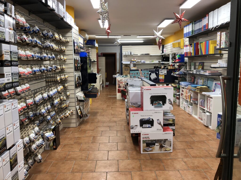 Interno del negozio EcoStampa con stampanti e forniture per ufficio