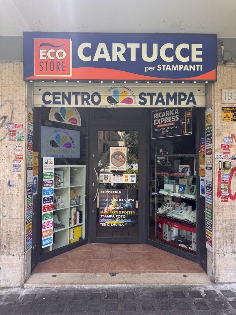 Ingresso del punto vendita EcoStampa Monteverde con insegna Eco Store e Centro Stampa Donna Olimpia, Roma.