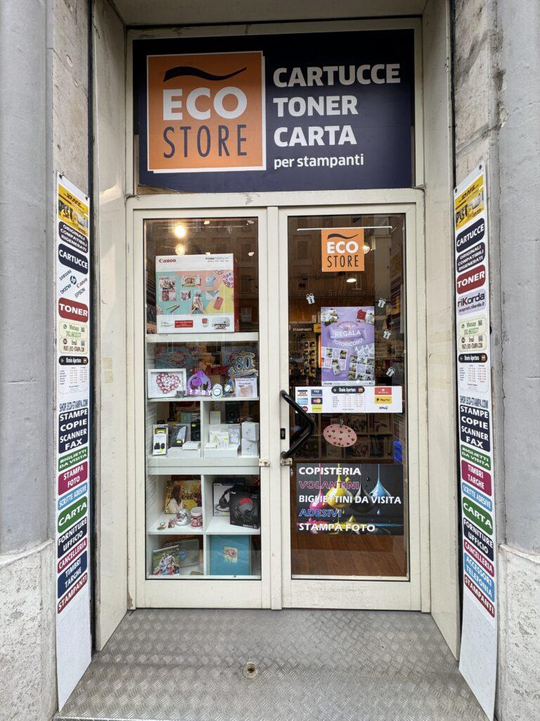 Ingresso del punto vendita EcoStampa Prati con insegna Eco Store e vetrina di stampanti, accessori e gadget personalizzati, Roma.