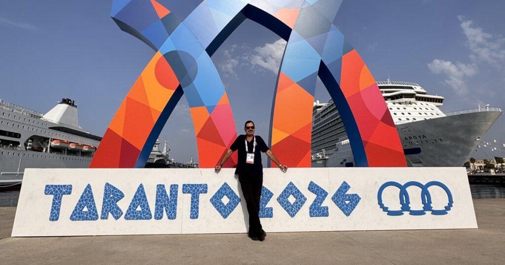 EcoStampa davanti alla scultura Taranto 2026 al porto, XX Giochi del Mediterraneo